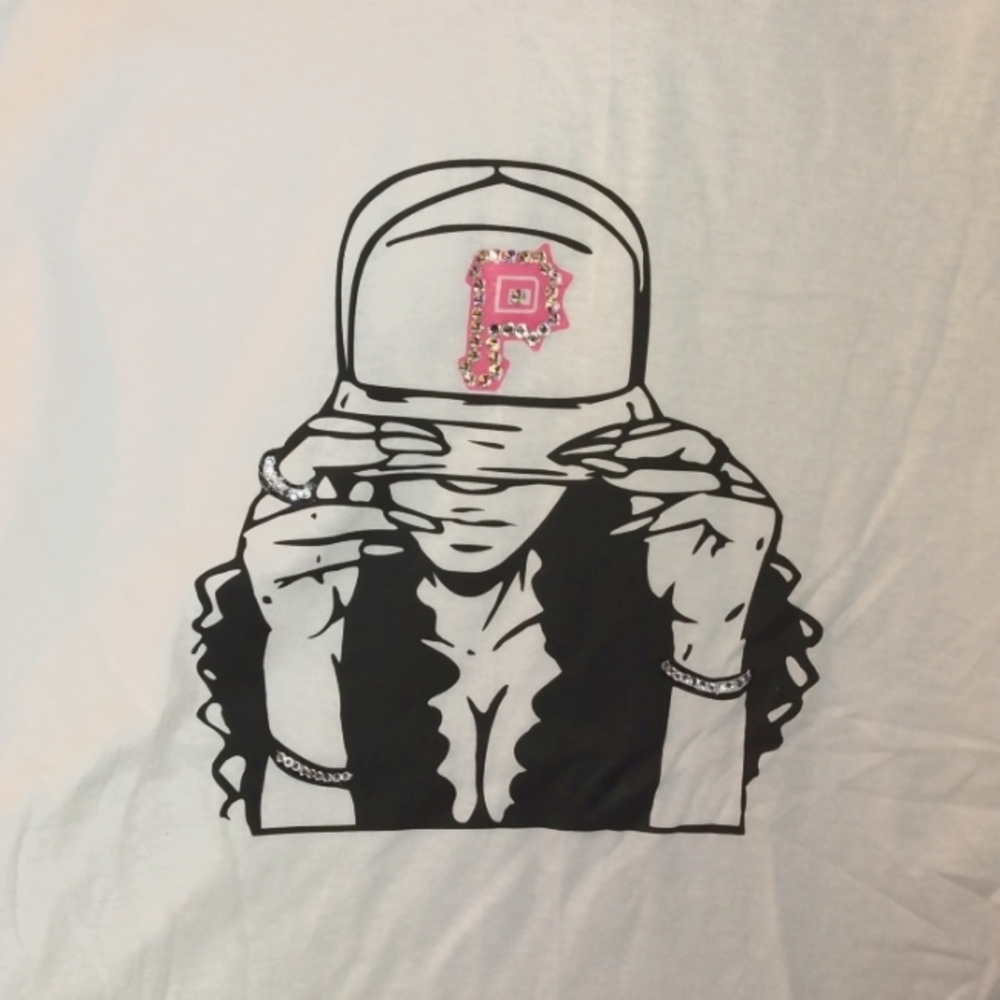 White T with woman in baseball hat